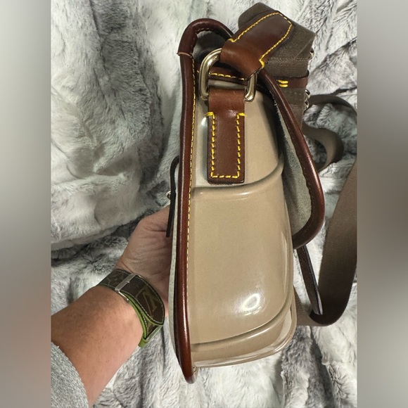 Dooney & Bourke - Duck Crossbody Bag - EUC - White Pebbled Leather & Webbed Body - Picture 5 of 11